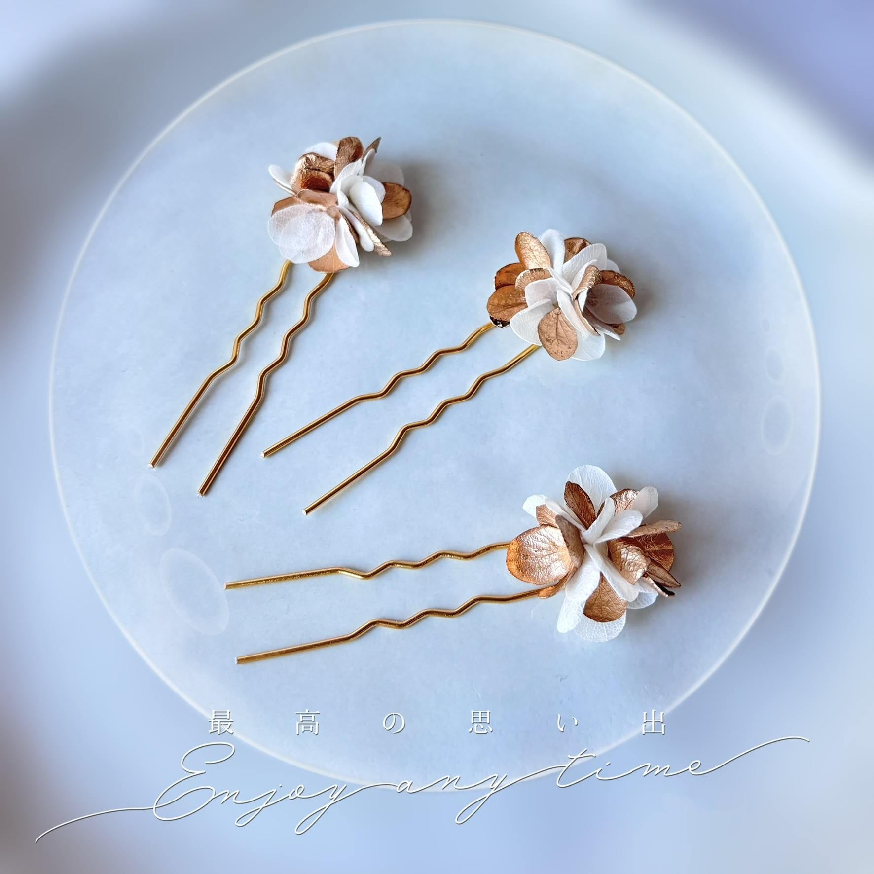 piques à cheveux mariage fleurs stabilisées blanches dorées coiffure mariée