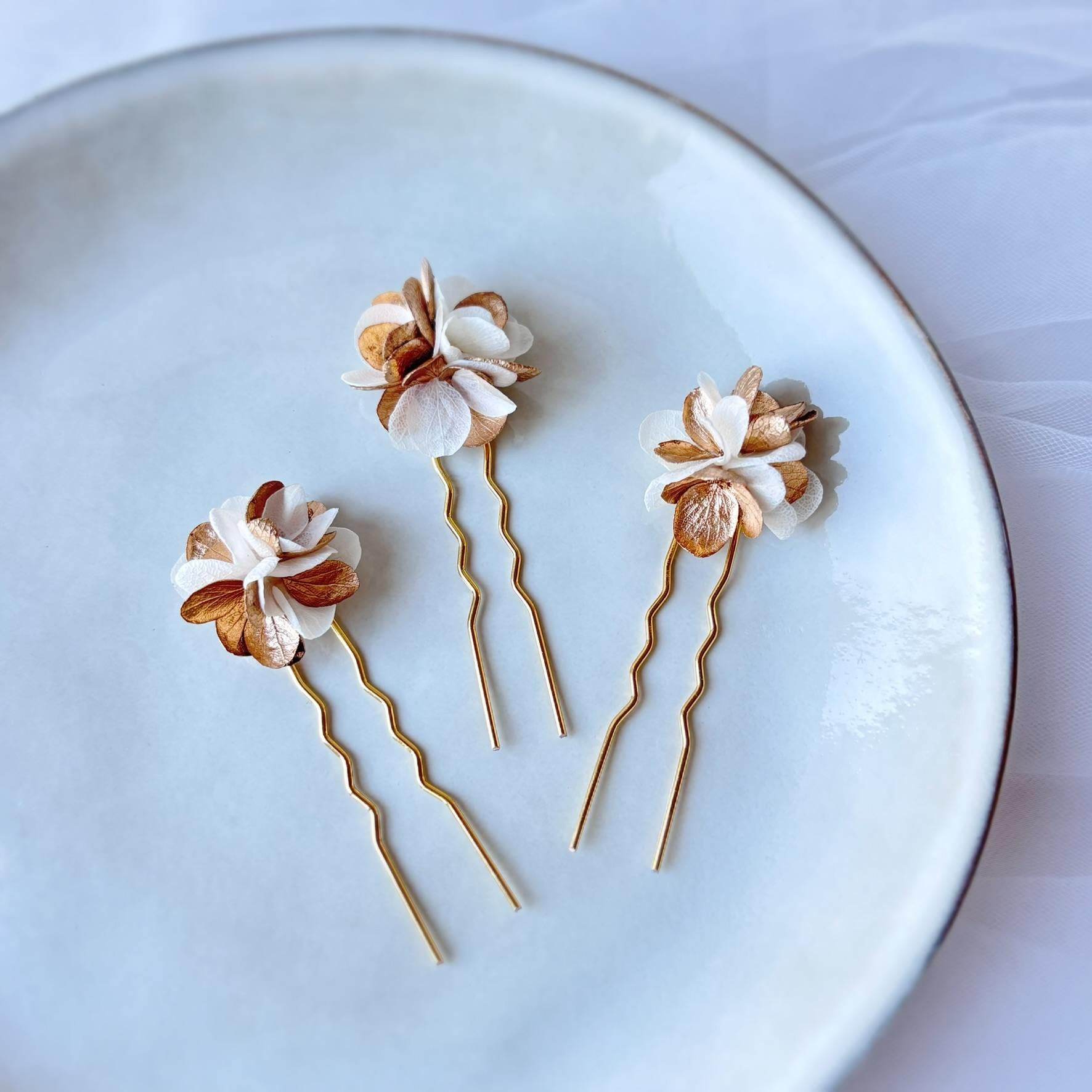 épingles à cheveux mariage fleurs stabilisées blanches et dorées Hana&Alice