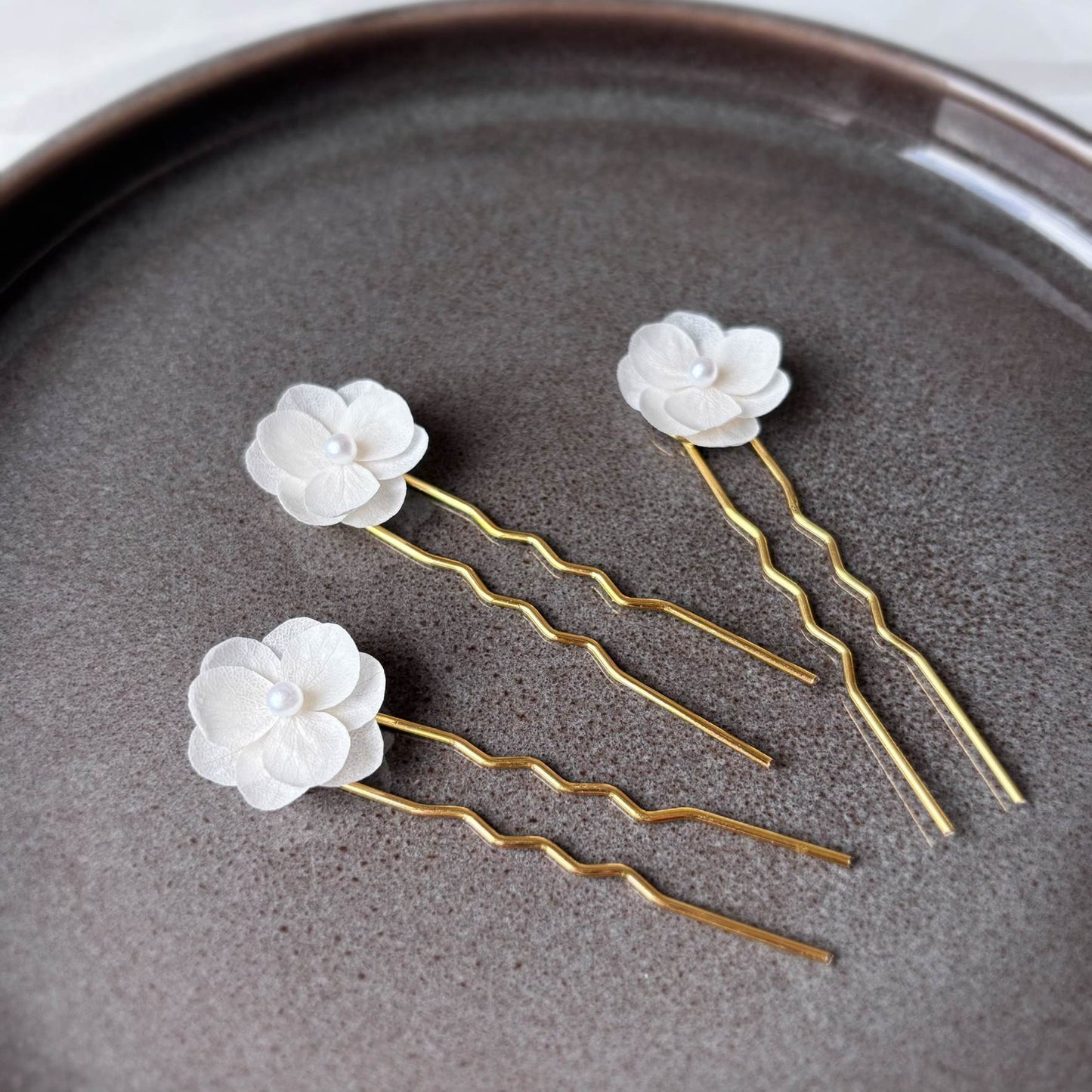 Pique cheveux fleurs pour coiffure de mariée – hortensias stabilisés blancs accessoire mariage