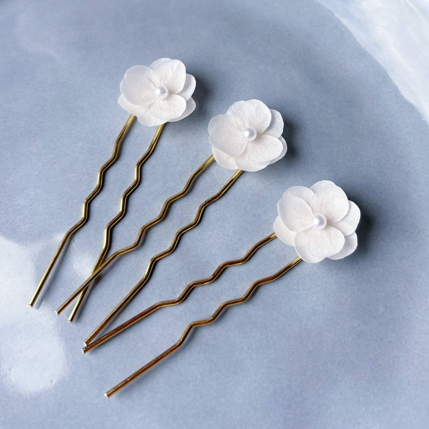 Accessoire cheveux mariage avec hortensias stabilisés blancs – pique chignon mariée perle création artisanale