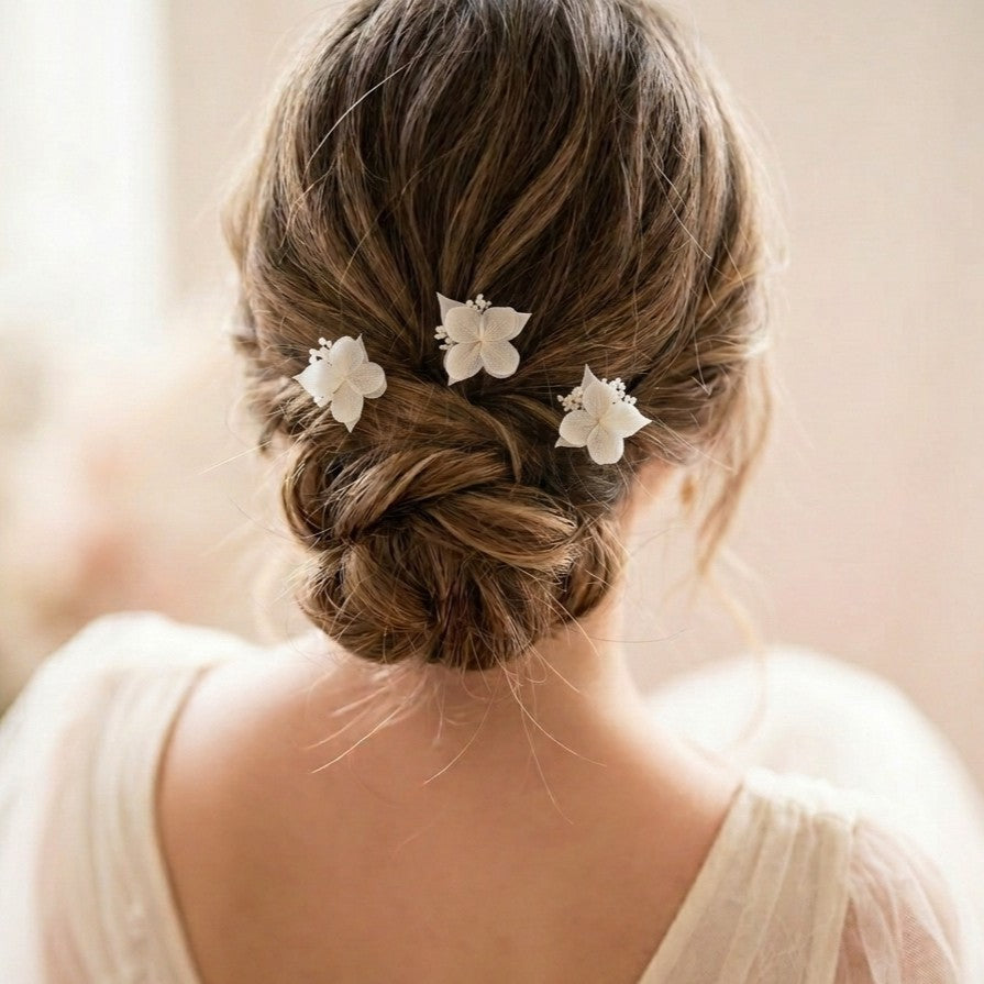 Piques à cheveux mariage poétiques en fleurs stabilisées blanches pour coiffure de mariée naturelle et élégante