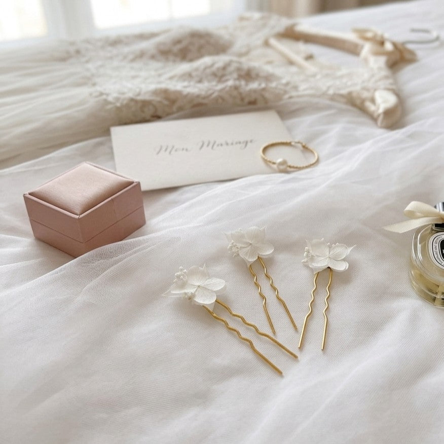 Bijoux cheveux mariée bohème chic avec fleurs séchées blanches et hortensias stabilisés faits main