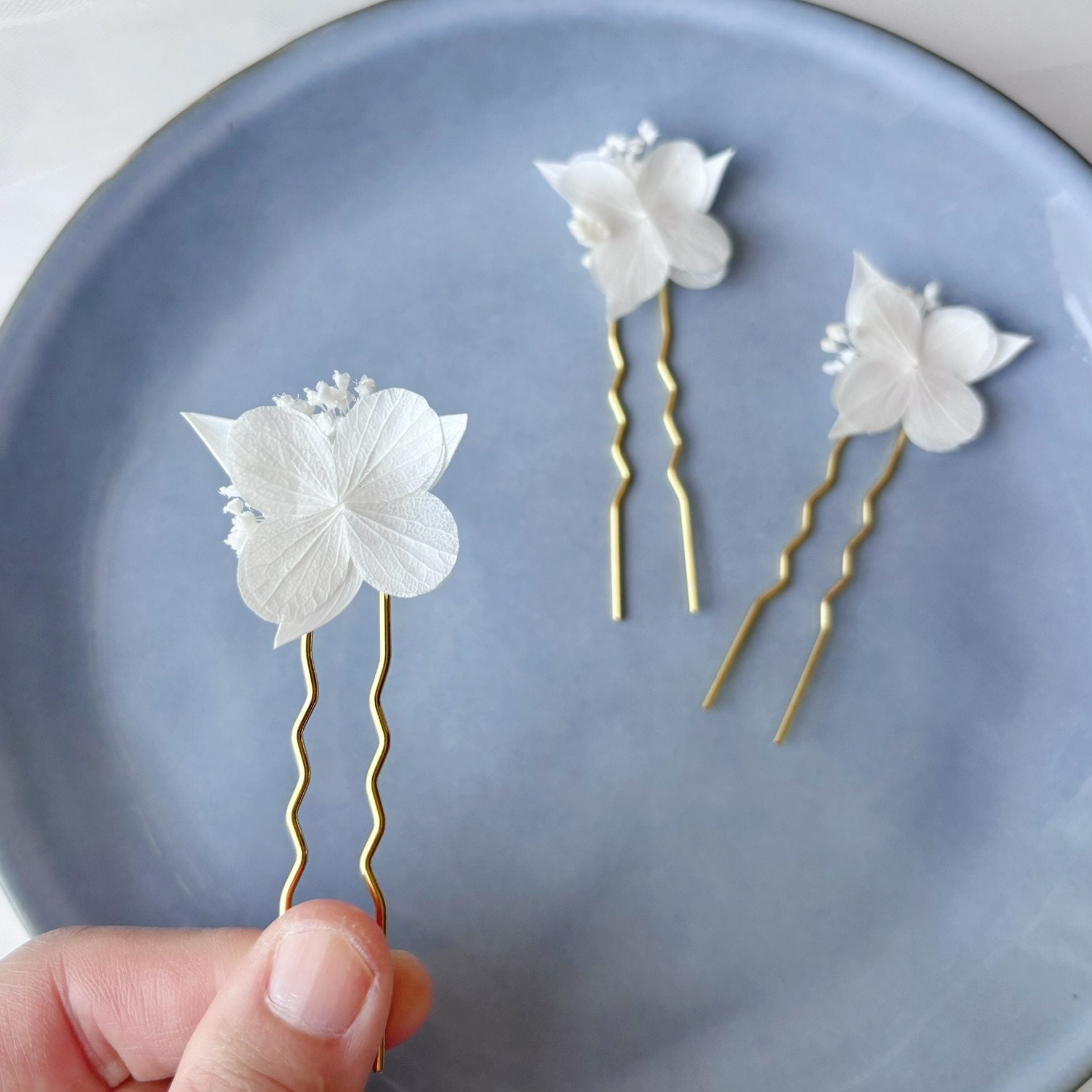 Bijoux cheveux mariée bohème chic avec fleurs séchées blanches et hortensias stabilisés faits main