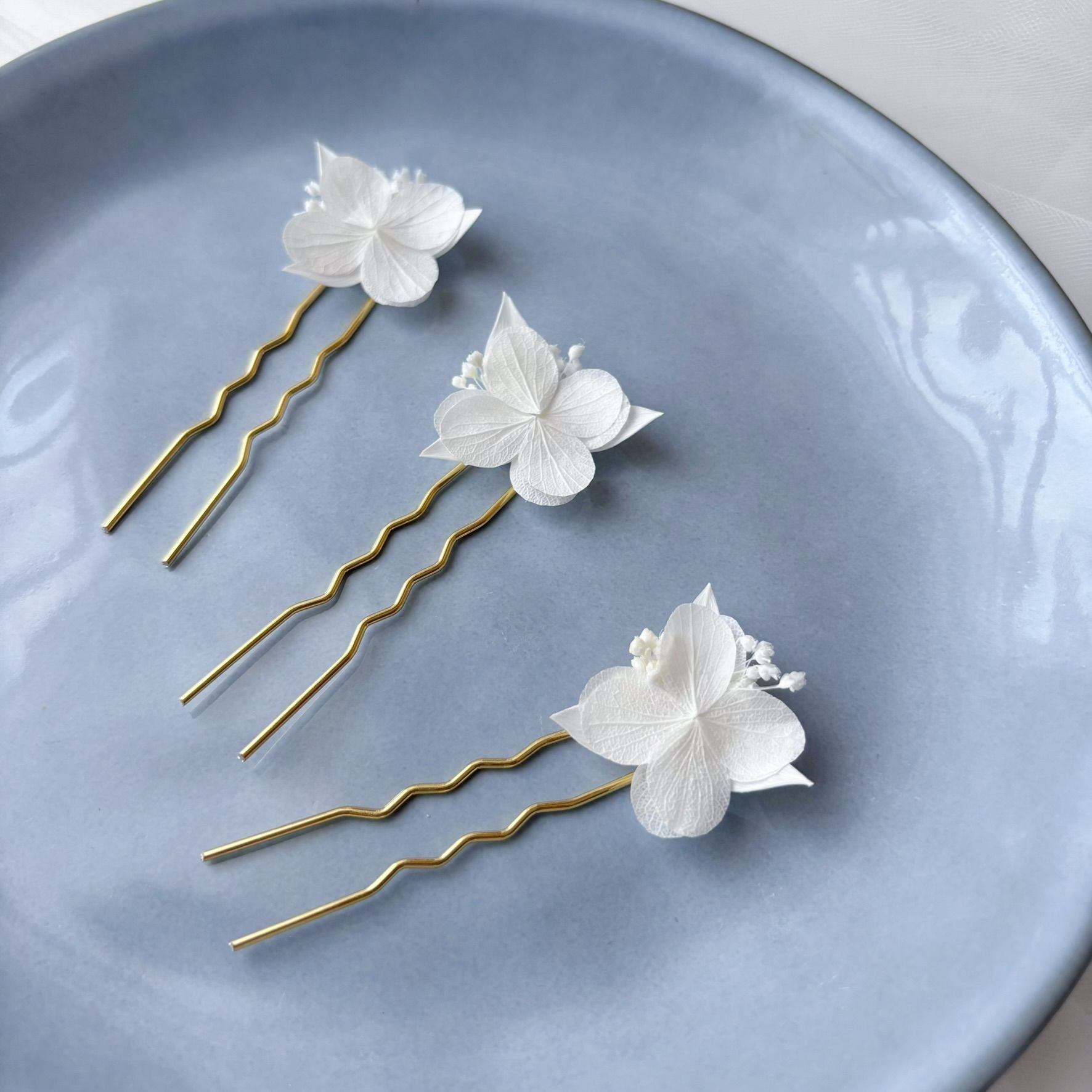 Piques à chignon mariage faites main avec fleurs stabilisées blanches pour accessoire de cheveux mariée raffiné