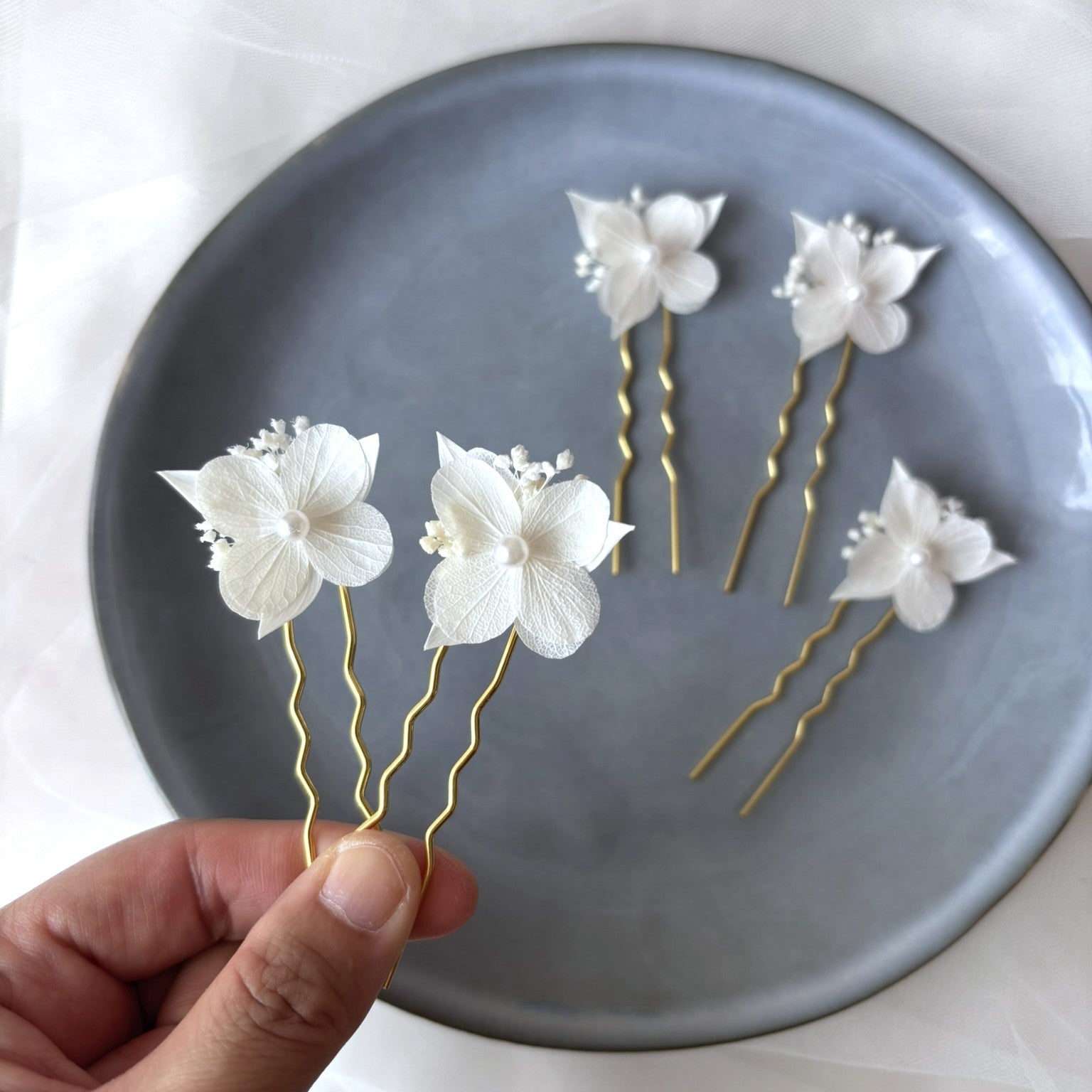 Piques à cheveux coiffure mariée romantique en fleurs stabilisées blanches, création artisanale française Hana&Alice
