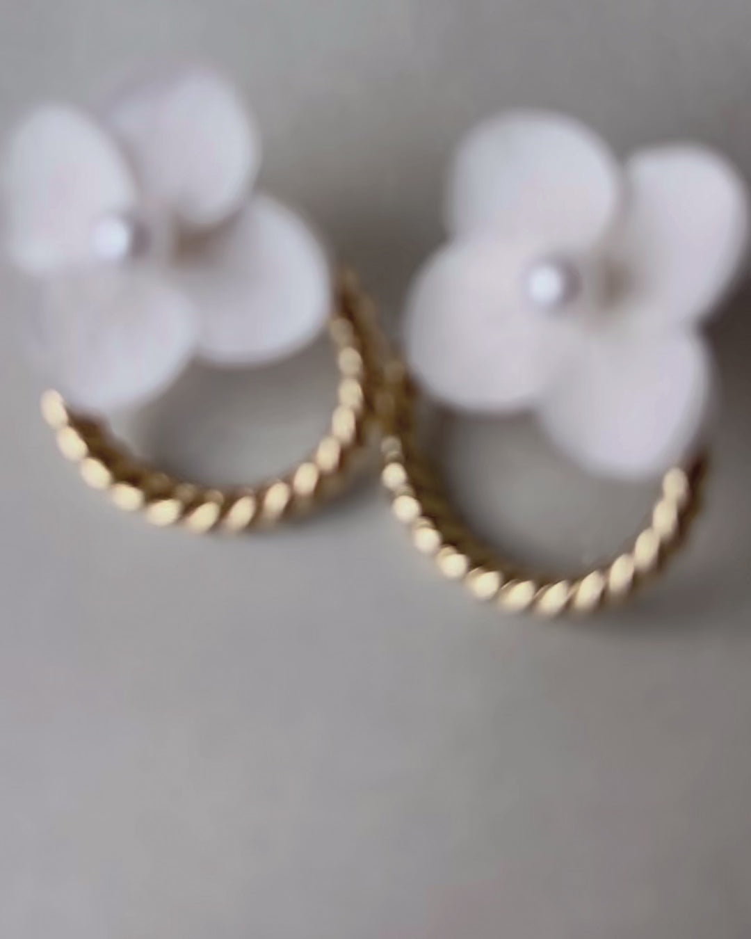 Boucles d’oreilles en hortensias stabilisés, bijoux en fleur pour mariée – Hana&Alice
