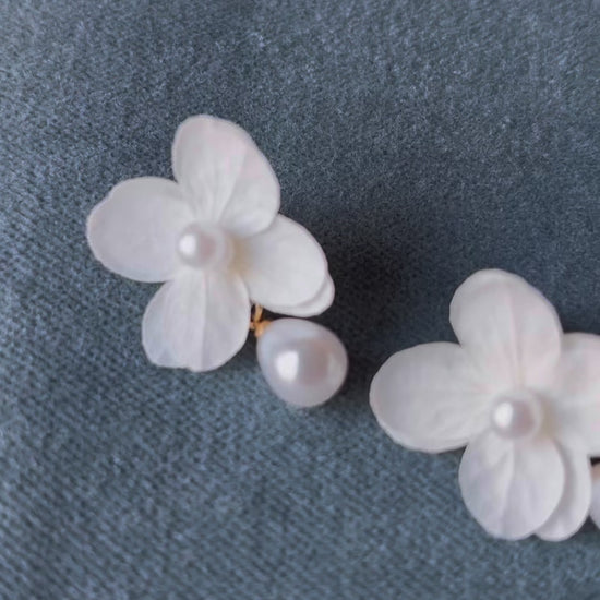 Boucles d’oreilles en hortensias stabilisés blancs et perles, bijoux mariage Hana&Alice