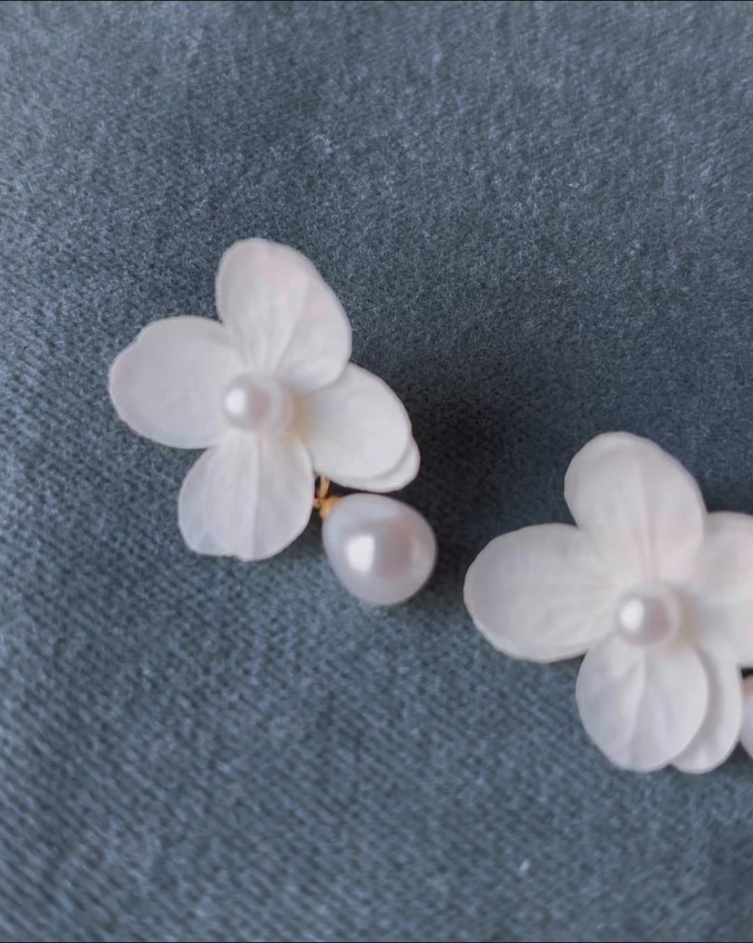Boucles d’oreilles en hortensias stabilisés blancs et perles, bijoux mariage Hana&Alice