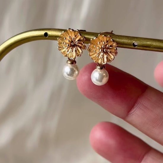 Bijoux mariage perle et fleur délicate, boucles d’oreilles marguerite élégantes.