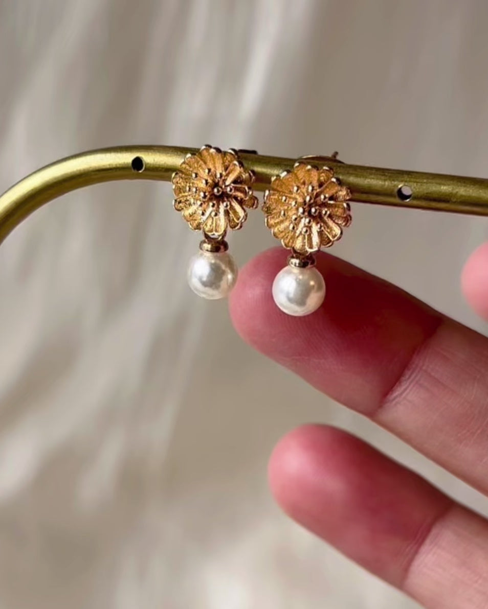 Bijoux mariage perle et fleur délicate, boucles d’oreilles marguerite élégantes.