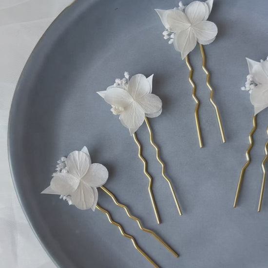 Accessoire mariage fleurs stabilisées fait main avec hortensias blancs pour décorer un chignon de mariée bohème chic