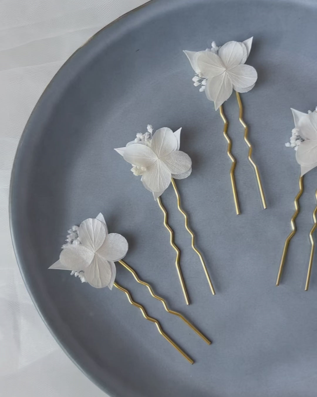 Accessoire mariage fleurs stabilisées fait main avec hortensias blancs pour décorer un chignon de mariée bohème chic