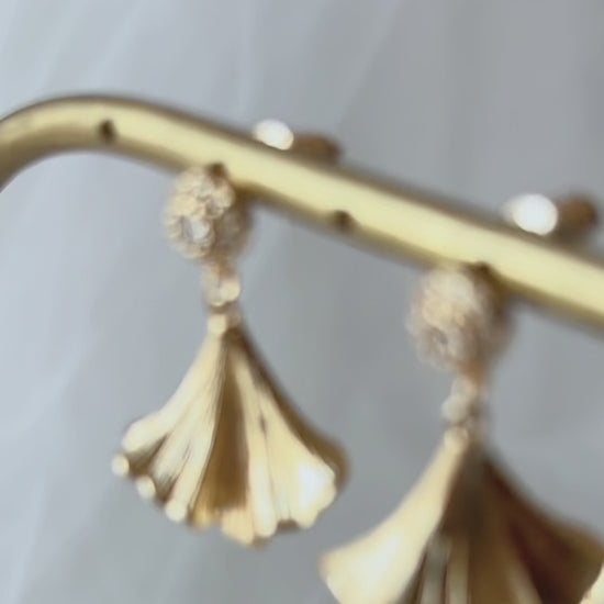Boucles d’oreilles élégantes pour mariée avec feuilles de ginkgo délicatement suspendues