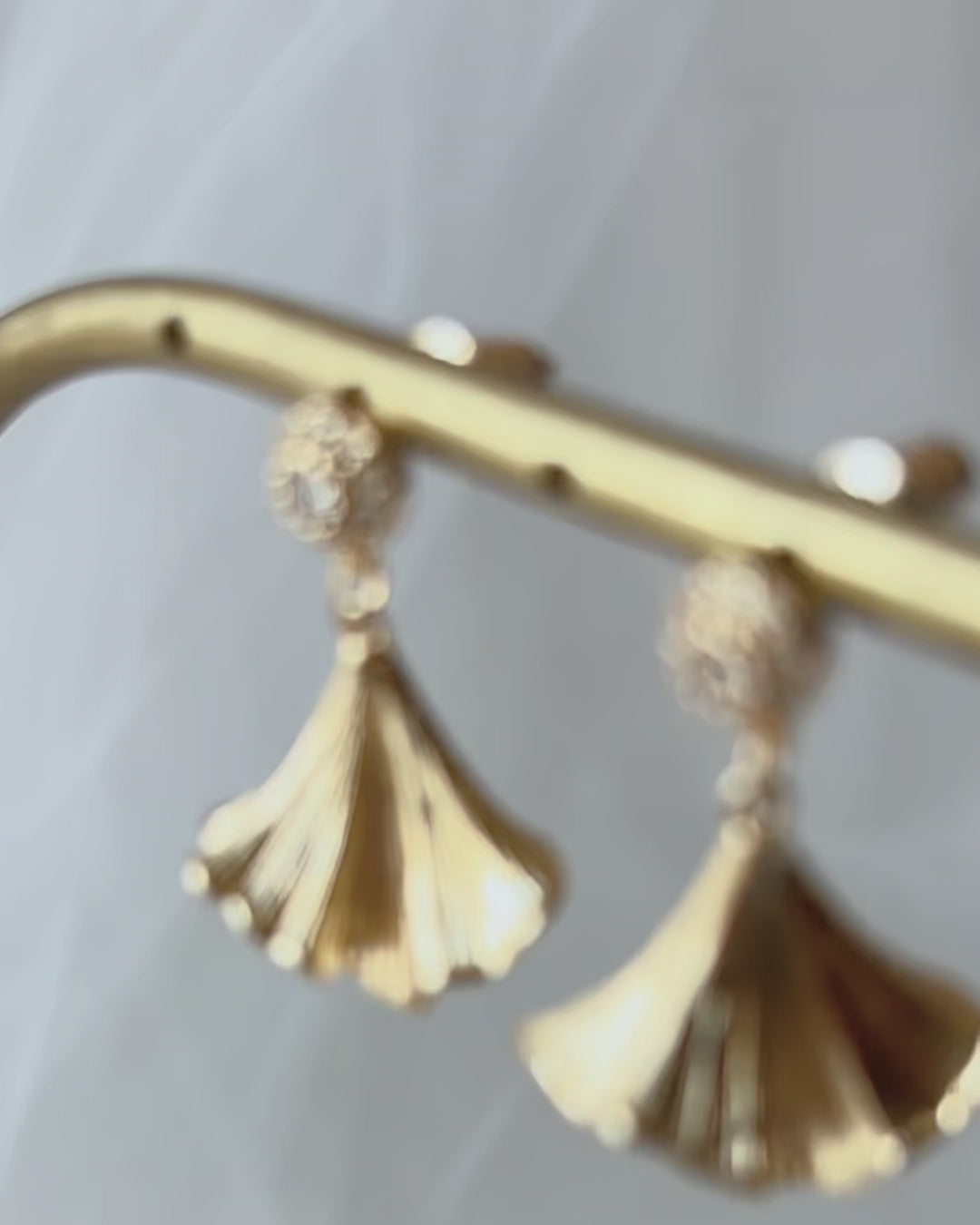 Boucles d’oreilles élégantes pour mariée avec feuilles de ginkgo délicatement suspendues