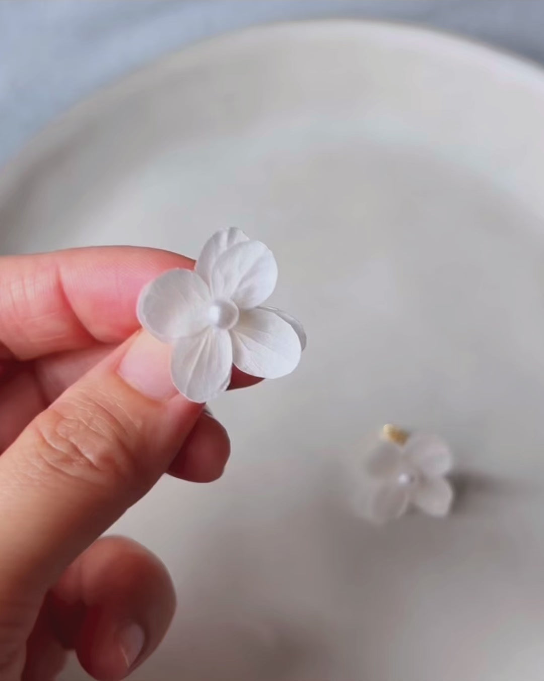 Puces d’oreilles mariage fleurs stabilisées blanches – bijou artisanal délicat