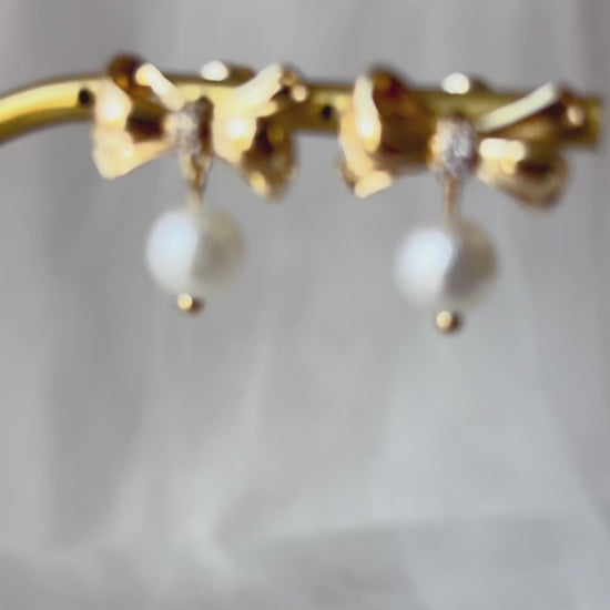 Boucles d’oreilles fantaisie dorées avec nœud et perle pour une tenue de fête