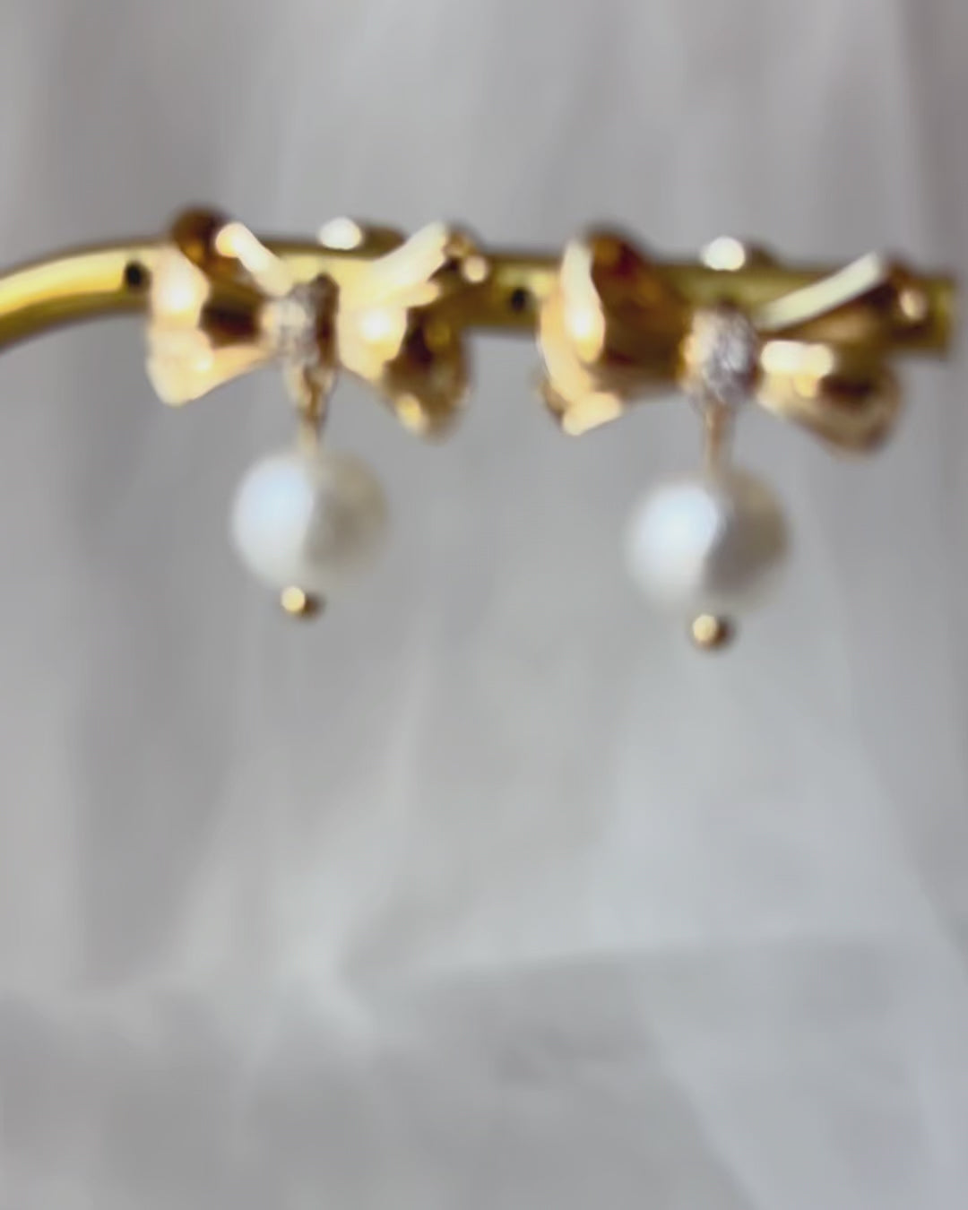 Boucles d’oreilles fantaisie dorées avec nœud et perle pour une tenue de fête