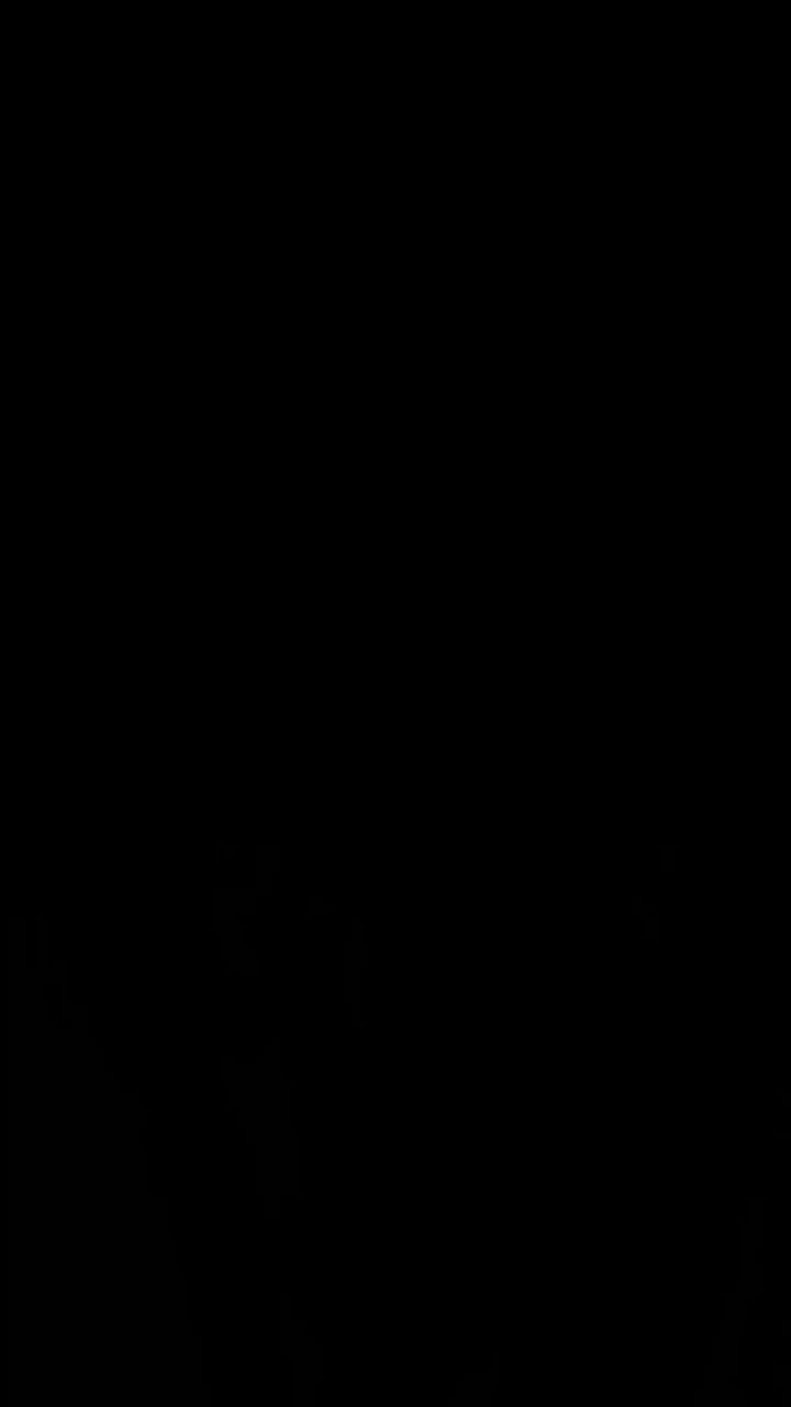 Boucles d'oreilles pour mariage en fleurs stabilisées blanches et perle délicates, une touche florale et élégante à votre look de mariage. Création artisanale par Hana&Alice