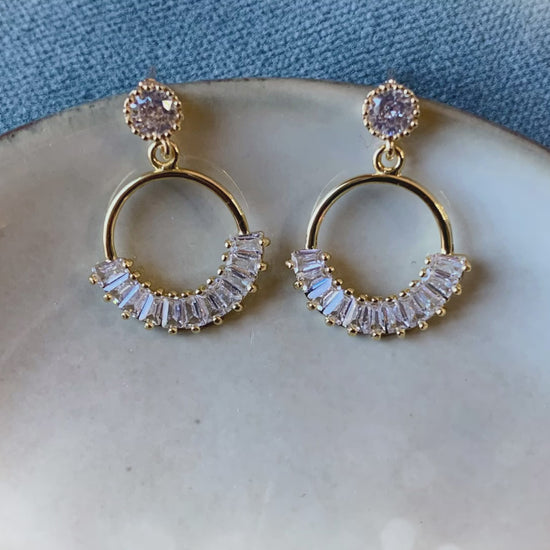 Boucles d'oreilles pour mariée en créoles et zircon, bijoux mariage chic et moderne. 