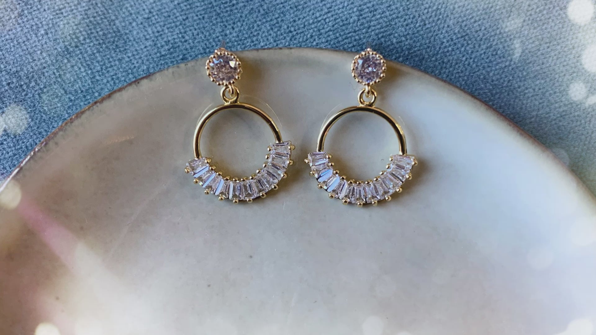 Boucles d'oreilles pour mariée en créoles et zircon, bijoux mariage chic et moderne. 