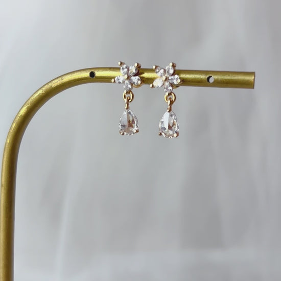 Boucles d’oreilles raffinées avec motif floral et pendentif goutte