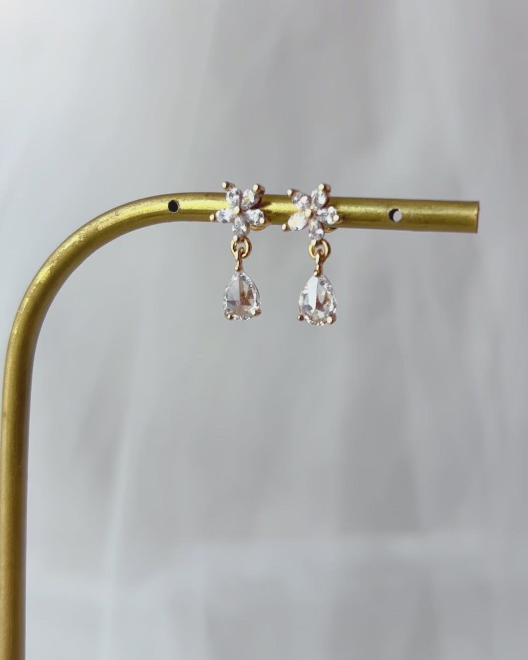 Boucles d’oreilles raffinées avec motif floral et pendentif goutte