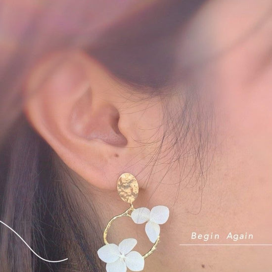 Boucles d'oreilles créoles avec pétales d'hortensias stabilisés, bijoux mariage fleuris faits main par Hana&Alice.