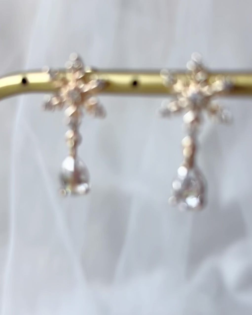 Boucles d’oreilles dorées délicates pour tenue de mariée