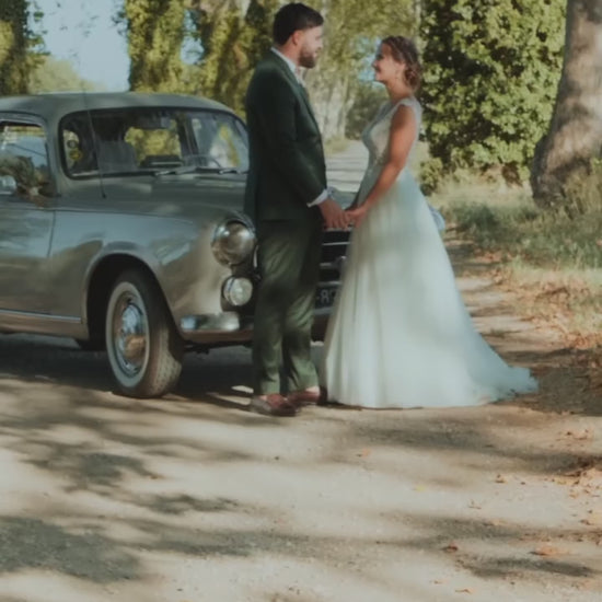 Boucles d'oreilles mariage élégantes en doré martelé avec pétales d’hortensias stabilisés, des bijoux fleuris signés Hana&Alice.