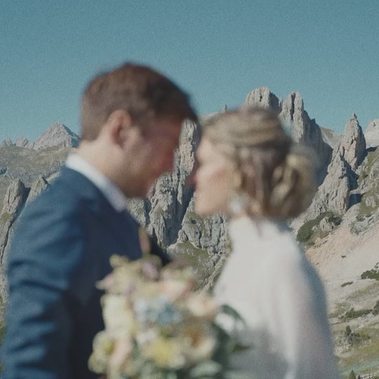 Bijoux cheveux mariée en fleurs stabilisées pour mariage bleu ciel