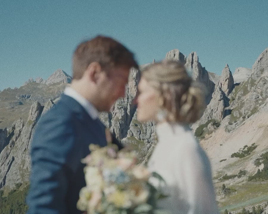 Bijoux cheveux mariée en fleurs stabilisées pour mariage bleu ciel