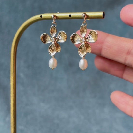Boucles d'oreilles mariage avec pendentif fleur doré et perle naturelle d'eau douce, création artisanale élégante pour mariée, demoiselles d'honneur et invitées. Cadeau Noël pour elle. 