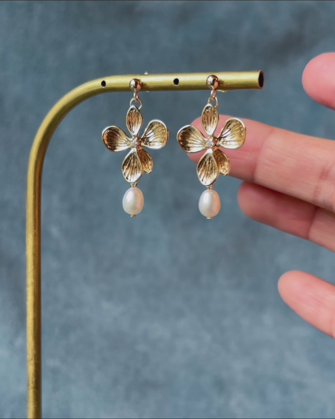 Boucles d'oreilles mariage avec pendentif fleur doré et perle naturelle d'eau douce, création artisanale élégante pour mariée, demoiselles d'honneur et invitées. Cadeau Noël pour elle. 