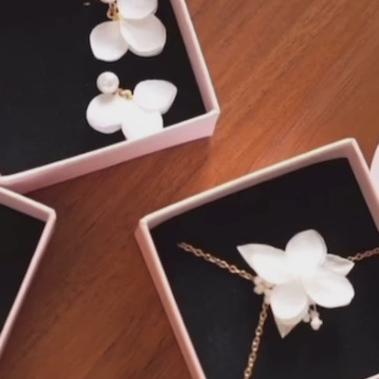 Parure de bijoux pour mariage en fleurs naturelles blanches stabilisées, avec perle dorée fine, création artisanale par Hana&Alice, collier de dos pour mariage avec fleur et perle. 