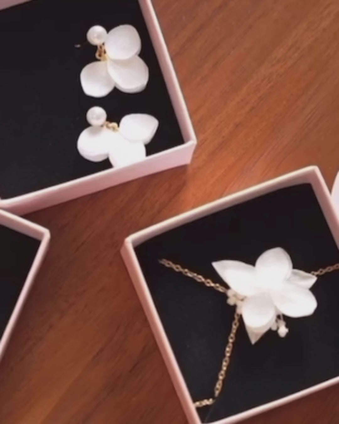 Parure de bijoux pour mariage en fleurs naturelles blanches stabilisées, avec perle dorée fine, création artisanale par Hana&Alice, collier de dos pour mariage avec fleur et perle. 