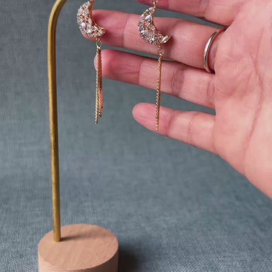 Bijoux mariage élégants en forme de lune, symboles de féminité et d’éclat raffiné.