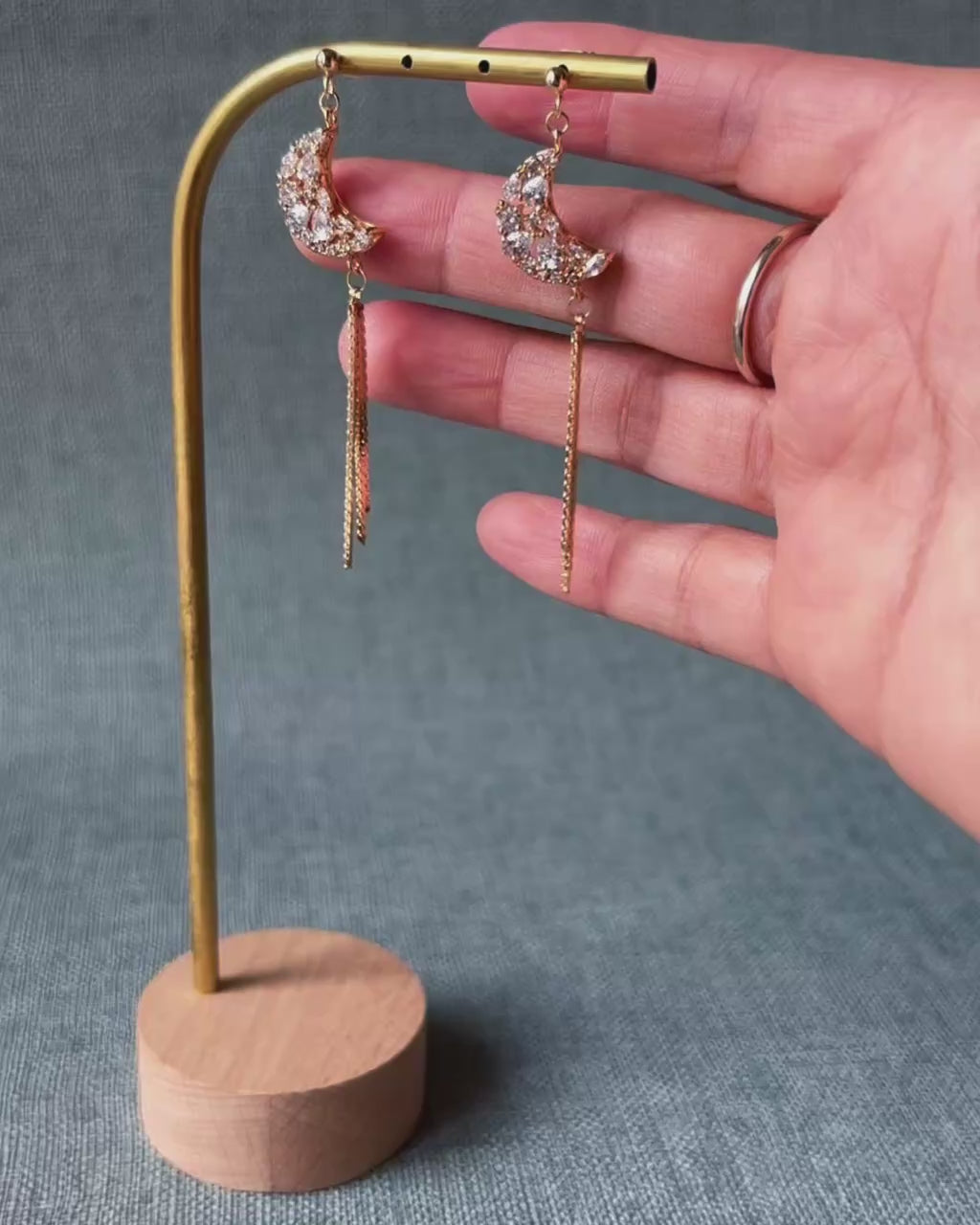 Bijoux mariage élégants en forme de lune, symboles de féminité et d’éclat raffiné.